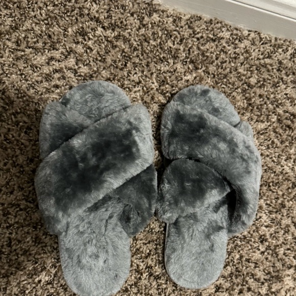 Cozy super soft grey home slippers - Picture 2 of 2